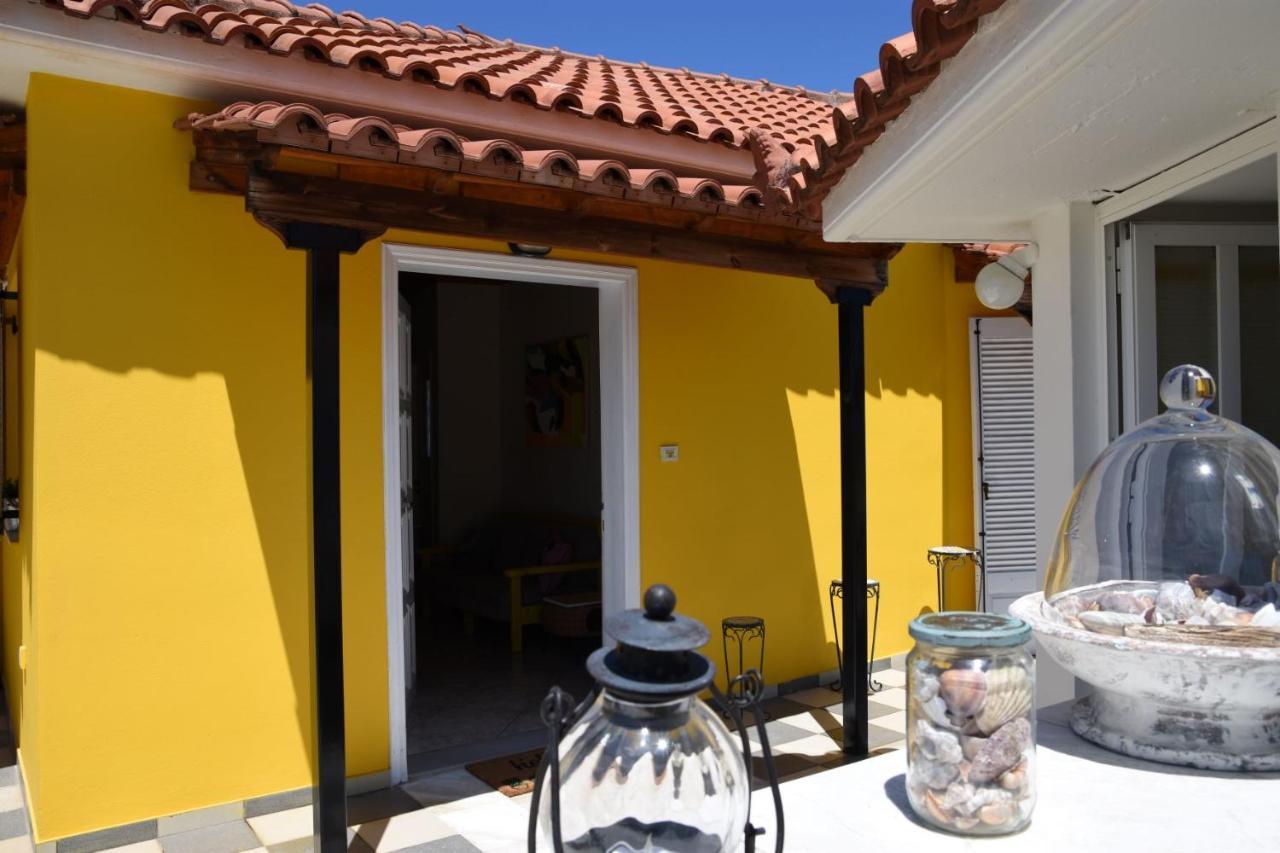 The Yellow Art Home Kalamata Bagian luar foto